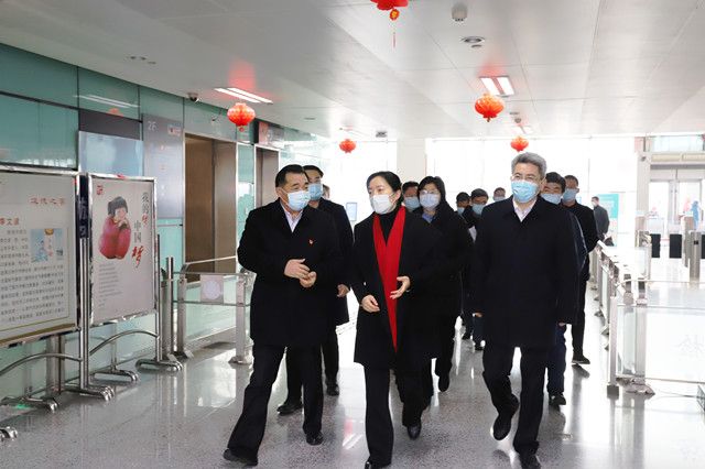 市領(lǐng)導(dǎo)至車站走訪慰問和疫情防控、保供應(yīng)保安全保暢通工作督查